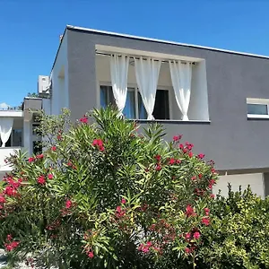 Dora Apartmán